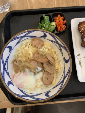 Japon yemeği. Lezzetli aromalı et ya da tempura ile servis edilen, taze soğan ve yumurta sunan Carbonara Curry Udon Marugame Kalın udon eriştesi..