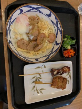 Japon yemeği. Lezzetli aromalı et ya da tempura ile servis edilen, taze soğan ve yumurta sunan Carbonara Curry Udon Marugame Kalın udon eriştesi..