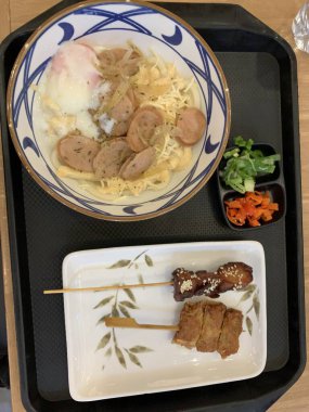 Japon yemeği. Lezzetli aromalı et ya da tempura ile servis edilen, taze soğan ve yumurta sunan Carbonara Curry Udon Marugame Kalın udon eriştesi..