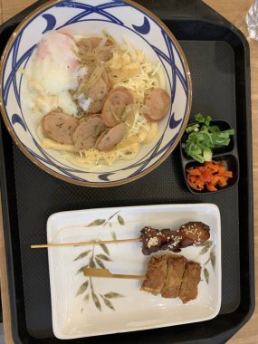 Japon yemeği. Lezzetli aromalı et ya da tempura ile servis edilen, taze soğan ve yumurta sunan Carbonara Curry Udon Marugame Kalın udon eriştesi..