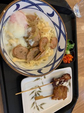 Japon yemeği. Lezzetli aromalı et ya da tempura ile servis edilen, taze soğan ve yumurta sunan Carbonara Curry Udon Marugame Kalın udon eriştesi..