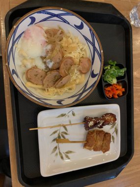 Japon yemeği. Lezzetli aromalı et ya da tempura ile servis edilen, taze soğan ve yumurta sunan Carbonara Curry Udon Marugame Kalın udon eriştesi..