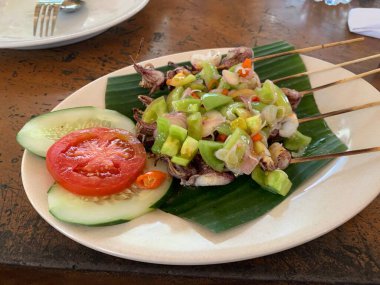 Dabu Dabu Dili soslu ızgara kalamar. Domates, sarımsak ve limon fesleğenli arpacık soğanından yapılmış Endonezya baharatı.