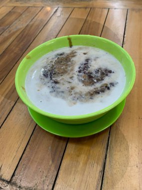 Yeşil fasulye lapası ve hindistan cevizi sütlü siyah pirinç ve yeşil kase ile yapılan geleneksel Endonezya tatlısı.