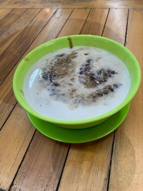 Yeşil fasulye lapası ve hindistan cevizi sütlü siyah pirinç ve yeşil kase ile yapılan geleneksel Endonezya tatlısı.