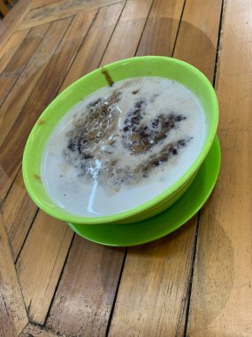 Yeşil fasulye lapası ve hindistan cevizi sütlü siyah pirinç ve yeşil kase ile yapılan geleneksel Endonezya tatlısı.