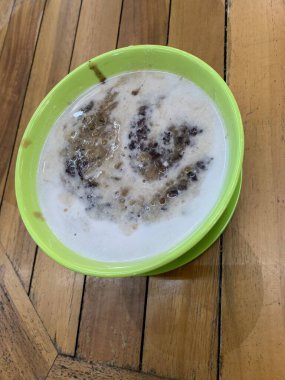 Yeşil fasulye lapası ve hindistan cevizi sütlü siyah pirinç ve yeşil kase ile yapılan geleneksel Endonezya tatlısı.