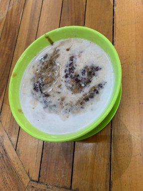 Yeşil fasulye lapası ve hindistan cevizi sütlü siyah pirinç ve yeşil kase ile yapılan geleneksel Endonezya tatlısı.