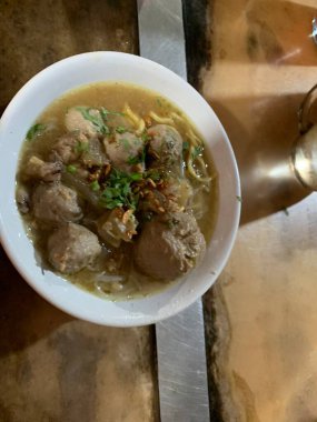 Lezzetli köfte çorbası, patatesler, baharatlar ve sebzeler ahşap masada. Üst Manzara. seçici odak.