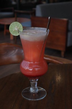 Kahverengi masada limon meyveli alkolsüz taze kokteyl. Kahve dükkanının dışındaki yazlık taze içecekler.