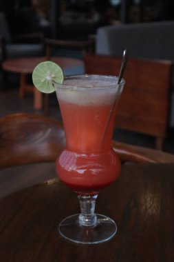 Kahverengi masada limon meyveli alkolsüz taze kokteyl. Kahve dükkanının dışındaki yazlık taze içecekler.