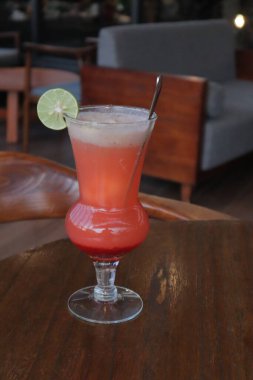 Kahverengi masada limon meyveli alkolsüz taze kokteyl. Kahve dükkanının dışındaki yazlık taze içecekler.