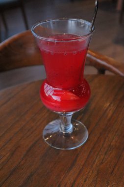 Kahverengi masada limon meyveli alkolsüz taze kokteyl. Kahve dükkanının dışındaki yazlık taze içecekler.