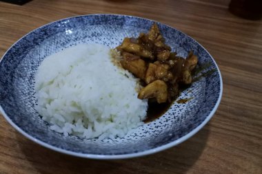 Ayam bakar Penyet, taze sebze, salatalık ve fesleğen yapraklı sıcak biberli kızarmış tavuktur.