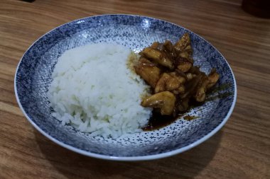 Ayam bakar Penyet, taze sebze, salatalık ve fesleğen yapraklı sıcak biberli kızarmış tavuktur.