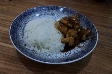 Ayam bakar Penyet, taze sebze, salatalık ve fesleğen yapraklı sıcak biberli kızarmış tavuktur.