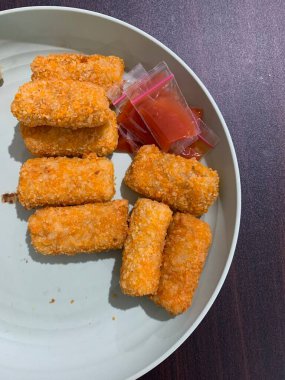 Risoles Rogout, Endonezya 'nın geleneksel lezzetli atıştırmalıkları. Tavuk pirzolası, sebze ve kızartma ile dolu. Kırmızı biberli beyaz tabakta servis ediliyor. Seçici odak.