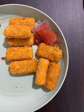 Risoles Rogout, Endonezya 'nın geleneksel lezzetli atıştırmalıkları. Tavuk pirzolası, sebze ve kızartma ile dolu. Kırmızı biberli beyaz tabakta servis ediliyor. Seçici odak.