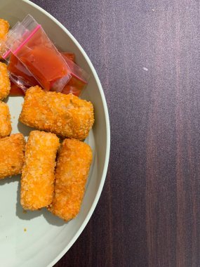 Risoles Rogout, Endonezya 'nın geleneksel lezzetli atıştırmalıkları. Tavuk pirzolası, sebze ve kızartma ile dolu. Kırmızı biberli beyaz tabakta servis ediliyor. Seçici odak.