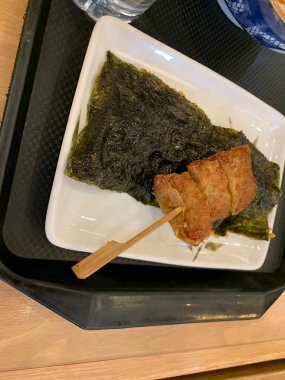Yakitori, mükemmel ızgara tavuk yapan geleneksel bir Japon yemeği. Klasik yakitori soslu leziz ısırıkların tadını çıkar. Sokak yemekleri için ideal.