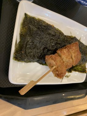 Yakitori, mükemmel ızgara tavuk yapan geleneksel bir Japon yemeği. Klasik yakitori soslu leziz ısırıkların tadını çıkar. Sokak yemekleri için ideal.