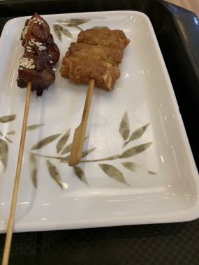 Yakitori, mükemmel ızgara tavuk yapan geleneksel bir Japon yemeği. Klasik yakitori soslu leziz ısırıkların tadını çıkar. Sokak yemekleri için ideal.