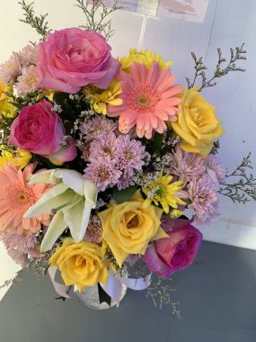 Karışık çiçek buketi konsepti. Bir sürü renkli düğün çiçeği, parlak ve güzel..