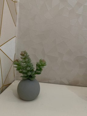 Ahşap masa odasındaki ev dekorasyonu vazosu, kafeye ya da otele uygun iç dekorasyon.