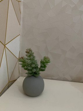 Ahşap masa odasındaki ev dekorasyonu vazosu, kafeye ya da otele uygun iç dekorasyon.