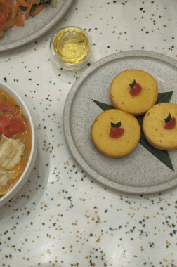 Kue lumpur veya Mud kek, patates, un, şeker, yumurta ve hindistan cevizi sütünden yapılmış geleneksel Endonezya pastasıdır. Seçili odak.