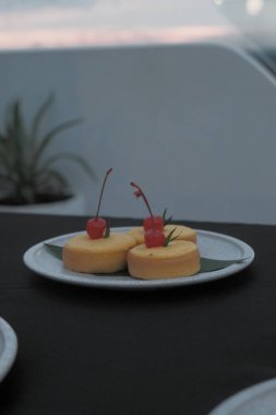 Kue lumpur veya Mud kek, patates, un, şeker, yumurta ve hindistan cevizi sütünden yapılmış geleneksel Endonezya pastasıdır. Seçili odak.