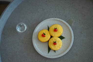 Kue lumpur veya Mud kek, patates, un, şeker, yumurta ve hindistan cevizi sütünden yapılmış geleneksel Endonezya pastasıdır. Seçili odak.