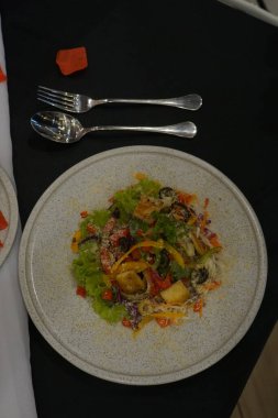 Tabakta patates ve balzamik soslu taze Yunan sebze salatası. Restoran, menü konsepti, Seçici Odaklanma.