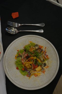 Tabakta patates ve balzamik soslu taze Yunan sebze salatası. Restoran, menü konsepti, Seçici Odaklanma.