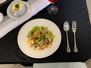 Tabakta patates ve balzamik soslu taze Yunan sebze salatası. Restoran, menü konsepti, Seçici Odaklanma.