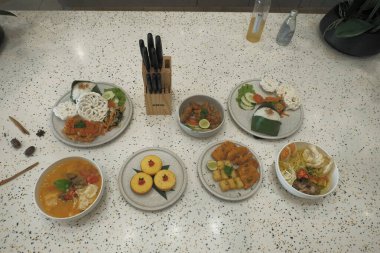 Üst masa. Lezzetli yemek kompozisyonu. Farklı mezeler, pirinç, sebze ve taze içecek dahil..