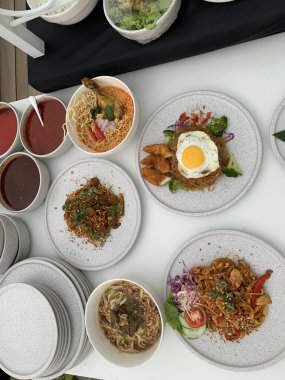 Üst masa. Lezzetli yemek kompozisyonu. Farklı mezeler, pirinç, sebze ve taze içecek dahil..