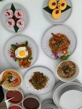 Üst masa. Lezzetli yemek kompozisyonu. Farklı mezeler, pirinç, sebze ve taze içecek dahil..