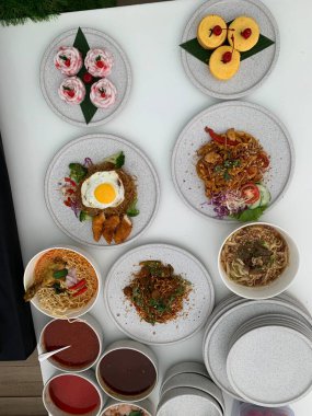 Üst masa. Lezzetli yemek kompozisyonu. Farklı mezeler, pirinç, sebze ve taze içecek dahil..