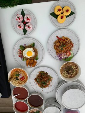 Üst masa. Lezzetli yemek kompozisyonu. Farklı mezeler, pirinç, sebze ve taze içecek dahil..