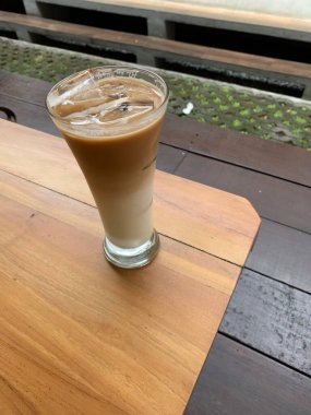 Bir bardak buzlu İspanyol latte cortado ve minimal stil kafede soğuk bir kahve, soğuk yaz içeceği..