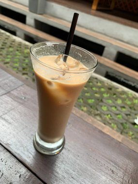 Bir bardak buzlu İspanyol latte cortado ve minimal stil kafede soğuk bir kahve, soğuk yaz içeceği..