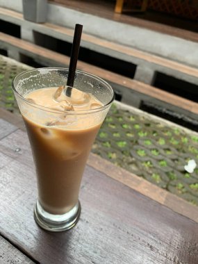 Bir bardak buzlu İspanyol latte cortado ve minimal stil kafede soğuk bir kahve, soğuk yaz içeceği..