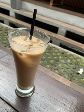 Bir bardak buzlu İspanyol latte cortado ve minimal stil kafede soğuk bir kahve, soğuk yaz içeceği..