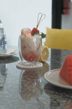 Bahar ya da yaz ferahlatıcı soğuk kokteyl ya da likör, böğürtlen, buz ve limon ile moktail içeceği, kafe reklamları için çilekli limonata konsepti. Seçici Odaklanma.