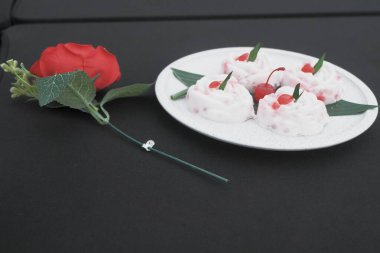 Üstünde meyve jölesi ve taze çilek olan sağlıklı İtalyan panna cotta. Çam fıstıklı puding, çırpılmış dondurma, cam kasede kiraz.. 