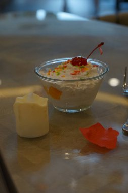 Üstünde meyve jölesi ve taze çilek olan sağlıklı İtalyan panna cotta. Çam fıstıklı puding, çırpılmış dondurma, cam kasede kiraz.. 