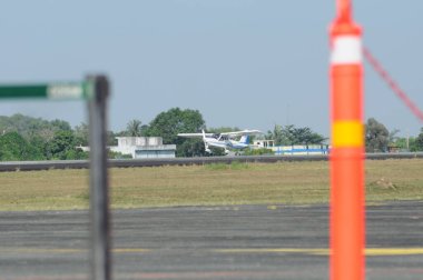 Hava kuvvetleri gösterisi akrobatik manevra ve havacılık sergisi düzenliyor. Hava gösterisi sırasında mavi bulutlu gökyüzünün askeri uçakları. 