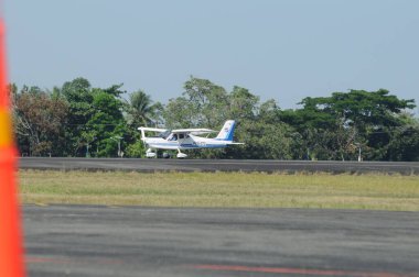 Hava kuvvetleri gösterisi akrobatik manevra ve havacılık sergisi düzenliyor. Hava gösterisi sırasında mavi bulutlu gökyüzünün askeri uçakları. 