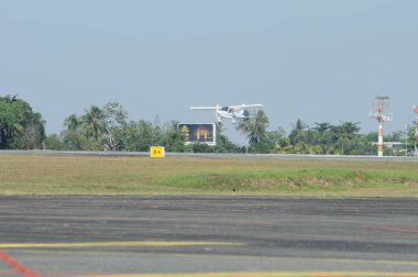 Hava kuvvetleri gösterisi akrobatik manevra ve havacılık sergisi düzenliyor. Hava gösterisi sırasında mavi bulutlu gökyüzünün askeri uçakları. 
